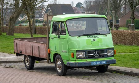 Foto de Uitgeest, Países Bajos, 10.03.2024, Old Mercedes-Benz L 206D pick up desde 1973 - Imagen libre de derechos
