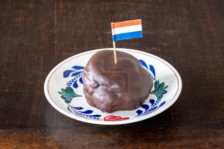 Traditionelles holländisches Gebäck, bekannt als Bossche Bol, verziert mit holländischer Flagge, süße Leckereien aus den Niederlanden