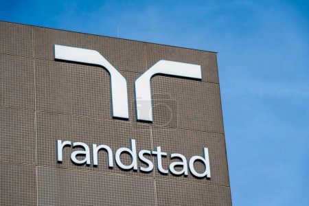 Téléchargez les photos : Diemen, Pays-Bas, 26.03.2024, Siège de la multinationale néerlandaise Randstad, logo sur le bâtiment - en image libre de droit