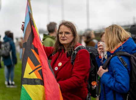 Foto de Amsterdam, Países Bajos, 30.03.2024, Activista con bandera de orgullo de progreso lgbt durante la acción de protesta de activistas climáticos del movimiento Rebelión de la Extinción - Imagen libre de derechos