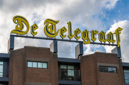 Foto de Amsterdam, Países Bajos, 29.03.2024, Señal de Telegraaf en el edificio de la oficina central, el diario holandés más grande de la mañana propiedad de la compañía Mediahuis - Imagen libre de derechos