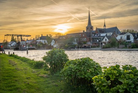 Foto de Pueblo holandés de Koudekerk aan den Rijn y río Oude Rijn al atardecer - Imagen libre de derechos
