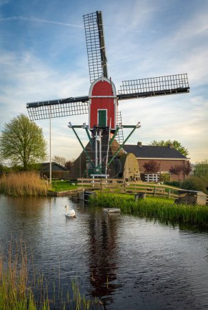 Téléchargez les photos : Moulin à vent historique hollandais Rooie Wip dans le village de Hazerswoude-Dorp, Province Hollande-Méridionale - en image libre de droit