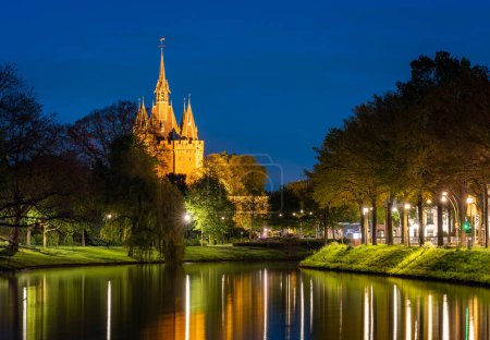 Vista de Sassenpoort por la noche, una casa de enlace histórica en la ciudad de Zwolle, Países Bajos