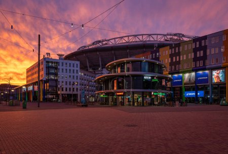 Téléchargez les photos : Amsterdam, Pays-Bas, 07.04.2024, Johan Cruijff Boulevard promenade piétonne et Johan Cruyff Arena à Amsterdam Bijlmer au coucher du soleil - en image libre de droit