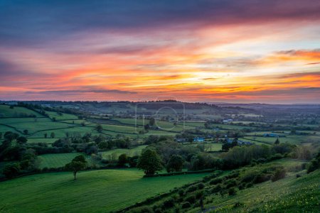 Landschaft des ländlichen Dorset bei Sonnenuntergang, Bergblick auf die Gegend um Batcombe und Hilfield