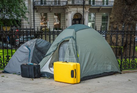 Foto de Sin hogar en las grandes ciudades. Turistas o personas sin hogar durmiendo en tiendas de campaña en las calles de Londres - Imagen libre de derechos