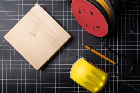 Téléchargez les photos : Outils à main pour le travail du bois sur un tapis de coupe avec un bloc de bois. - en image libre de droit