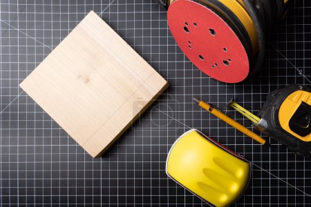 Téléchargez les photos : Outils à main pour le travail du bois sur un tapis de coupe avec un bloc de bois. - en image libre de droit