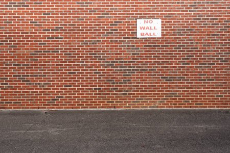 Foto de No hay señal de wallball en una pared de ladrillo cerca de un estacionamiento. - Imagen libre de derechos