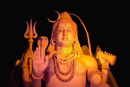Hermosa estatua del Señor Shiva