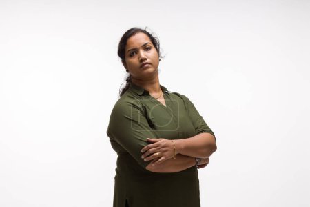 Téléchargez les photos : Portrait d'une femme indienne, pose debout montrant différents gesters, avec fond blanc, isolé. - en image libre de droit