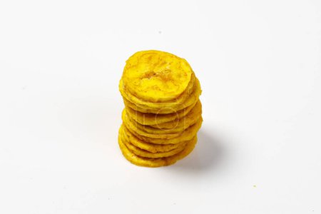 Foto de Chips de Kerala o chips de plátano, elemento de culto de Kerala, imagen apilada aislada con fondo blanco - Imagen libre de derechos