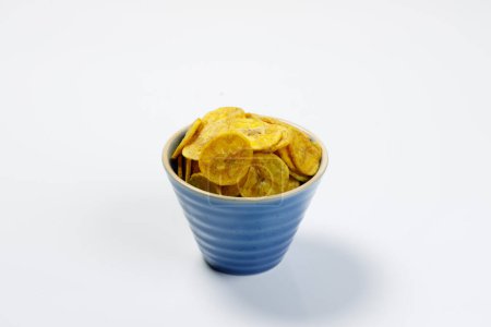 Foto de Chips de Kerala o chips de plátano, elemento de culto aperitivo de Kerala, arreglado en tazón de cerámica azul, imagen aislada con fondo blanco - Imagen libre de derechos