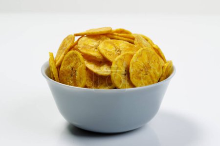 Foto de Chips de Kerala o chips de plátano, elemento de culto aperitivo de Kerala, Arreglado en un tazón de cerámica gris, Imagen aislada con fondo blanco - Imagen libre de derechos