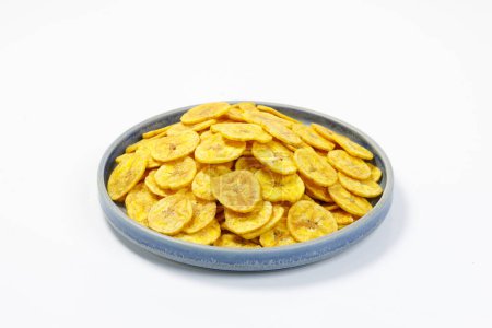 Foto de Chips de Kerala o chips de plátano, elemento de culto aperitivo de Kerala, arreglado en placa de cerámica azul, imagen aislada con fondo blanco - Imagen libre de derechos