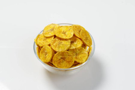 Foto de Chips de Kerala o chips de plátano, elemento de merienda de culto de Kerala, arreglado en un tazón transparente; Imagen aislada con fondo blanco - Imagen libre de derechos