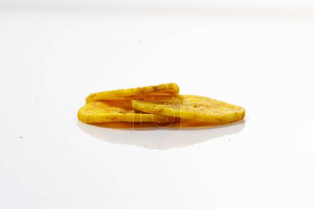 Téléchargez les photos : Puces de Kerala ou de bananes, morceau culte de collation du Kerala, image isolée avec fond blanc - en image libre de droit