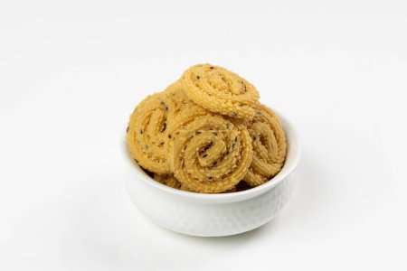 MURUKKU, Kerala speziellen Snack aus Reismehl, isoliertes Bild in weißem Hintergrund angeordnet.