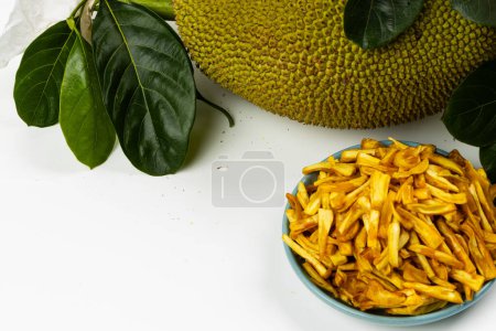 Foto de CHIPS JACKFRUIT, Kerala snack especial hecho con jaca cruda, imágenes aisladas, fondo blanco. - Imagen libre de derechos