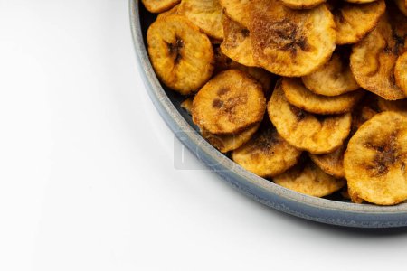 Foto de Chips de Kerala o chips de plátano, elemento de merienda de culto de Kerala, imagen aislada con fondo blanco - Imagen libre de derechos