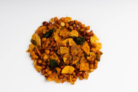 Téléchargez les photos : MIXTURE, communément appelé "Chivda" ou "Namkeen", est une collation salée populaire et délicieuse en Inde, un mélange de divers ingrédients croquants et savoureux, - en image libre de droit