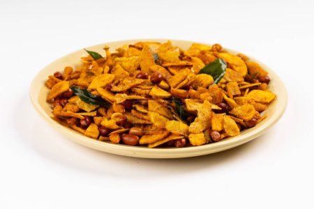 Téléchargez les photos : MIXTURE, communément appelé "Chivda" ou "Namkeen", est une collation salée populaire et délicieuse en Inde, un mélange de divers ingrédients croquants et savoureux, - en image libre de droit