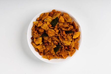 Foto de MIXTURA, comúnmente conocido como "Chivda" o "Namkeen", es un aperitivo sabroso popular y delicioso en la India, una mezcla de varios ingredientes crujientes y sabrosos, - Imagen libre de derechos