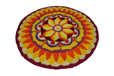 Foto de Onam Pookalam es un diseño floral tradicional o rangoli realizado durante el festival de Onam en el estado indio de Kerala.. - Imagen libre de derechos