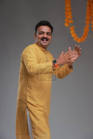Foto de Un hombre con traje tradicional indio, con fondo liso, aislado, con kurta amarilla y pijama blanco. - Imagen libre de derechos