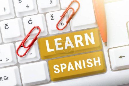 Téléchargez les photos : Écriture de texte Apprendre l'espagnol, Concept signifiant apprendre l'écriture et parler la langue nationale d'Espagne - en image libre de droit