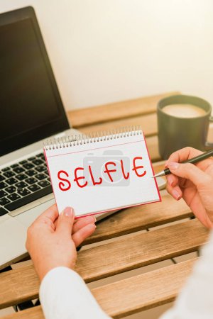 Téléchargez les photos : Inspiration montrant le signe Selfie, Concept d'entreprise pris par soi-même à l'aide d'un appareil photo numérique pour la publication sur les réseaux sociaux - en image libre de droit