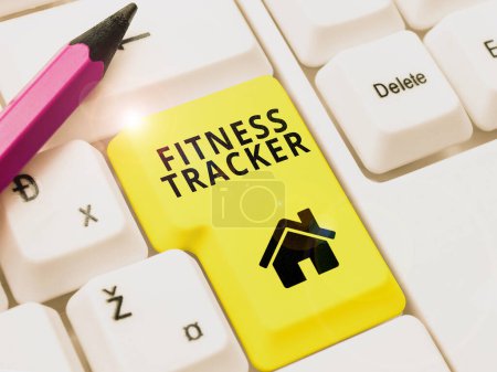 Foto de Firme mostrando Fitness Tracker, Word para un dispositivo de monitoreo que registra cualquier actividad relacionada con la salud Conectándose con amigos en línea, Haciendo Conocimientos en Internet - Imagen libre de derechos