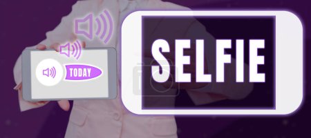 Téléchargez les photos : Légende conceptuelle Selfie, Parole écrite par soi-même à l'aide d'un appareil photo numérique pour la publication sur les réseaux sociaux - en image libre de droit