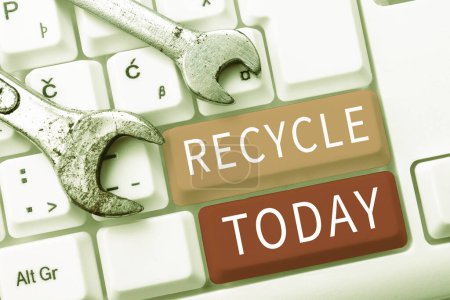 Téléchargez les photos : Affichage conceptuel Recyclage, Processus d'approche d'entreprise de conversion des déchets en nouveaux matériaux et objets - en image libre de droit
