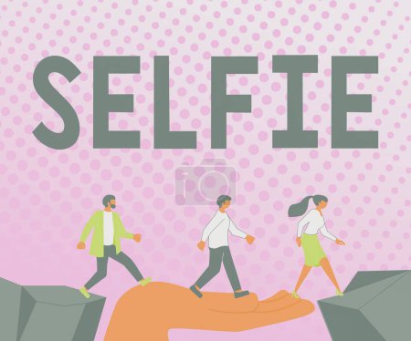 Téléchargez les photos : Ecrire en affichant du texte Selfie, Word Ecrit par soi-même à l'aide d'un appareil photo numérique pour la publication sur les réseaux sociaux - en image libre de droit