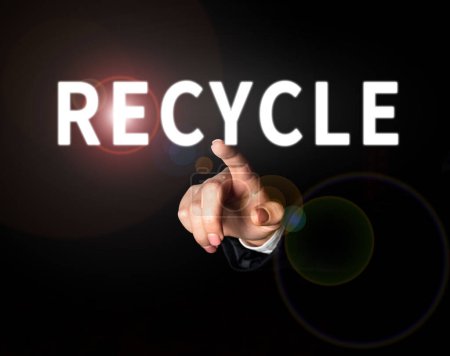 Téléchargez les photos : Inspiration montrant signe Recycler, Processus d'approche d'affaires de la conversion des déchets en nouveaux matériaux et objets - en image libre de droit