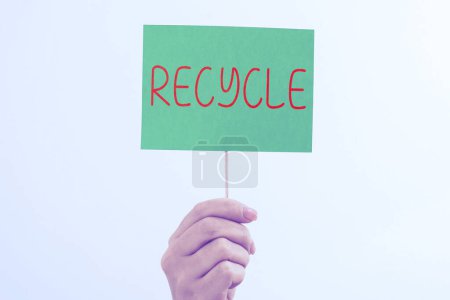 Téléchargez les photos : Légende conceptuelle Recyclage, Processus d'approche commerciale de conversion des déchets en nouveaux matériaux et objets - en image libre de droit