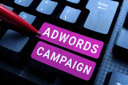 Téléchargez les photos : Signe affichant Adwords Campaign, Word Écrit sur la stratégie pour cibler les bons visiteurs avec les bons mots-clés - en image libre de droit