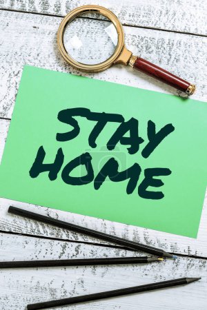 Foto de Texto que muestra inspiración Stay Home, Enfoque de negocios no salir a una actividad y quedarse dentro de la casa o el hogar - Imagen libre de derechos