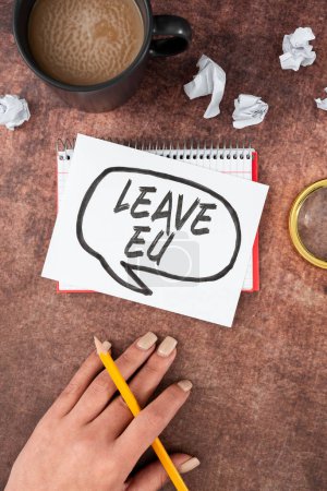 Foto de Escribir mostrando texto Leave Eu, Enfoque empresarial Un acto de una persona para salir de un país que pertenece a Europa - Imagen libre de derechos