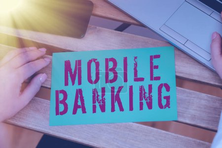 Foto de Signo de texto que muestra la Banca Móvil, Concepto de negocio para crear transacciones financieras con el uso de teléfonos inteligentes - Imagen libre de derechos