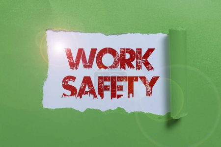 Téléchargez les photos : Signe affichant la sécurité au travail, Concept signifiant mesures préventives appliquées par les entreprises pour protéger la santé des travailleurs - en image libre de droit