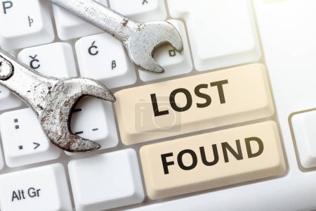 Téléchargez les photos : Signe texte montrant Lost Found, Concept signifiant des choses qui sont laissées derrière et peuvent être récupérées au propriétaire - en image libre de droit