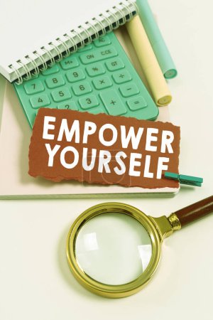 Téléchargez les photos : Affichage conceptuel Empower Yourself, Parole Écrit sur vous donner le pouvoir de prendre le contrôle de votre propre destin - en image libre de droit
