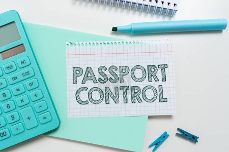 Foto de Inspiración mostrando signo Control de Pasaportes, Palabra para el área en un aeropuerto donde se comprueban los pasaportes - Imagen libre de derechos