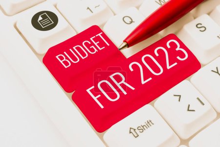 Téléchargez les photos : Légende conceptuelle Budget Pour 2023, Internet Concept Estimations écrites des recettes et des dépenses pour 2023 - en image libre de droit
