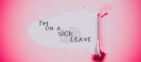 Téléchargez les photos : Panneau affichant I'M On A Sick Leave, mot pour désigner les congés payés pour régler leur problème de santé - en image libre de droit