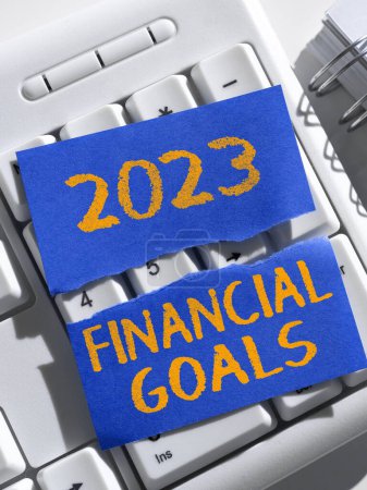 Téléchargez les photos : Signe d'écriture 2023 Objectifs financiers, mot pour la plus haute qualité faite dans tous les domaines se préparant pour l'année prochaine - en image libre de droit