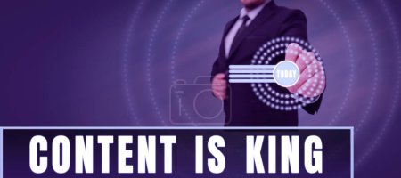 Foto de Señal de escritura a mano El contenido es rey, foto conceptual El contenido es el corazón de las estrategias de marketing actuales - Imagen libre de derechos